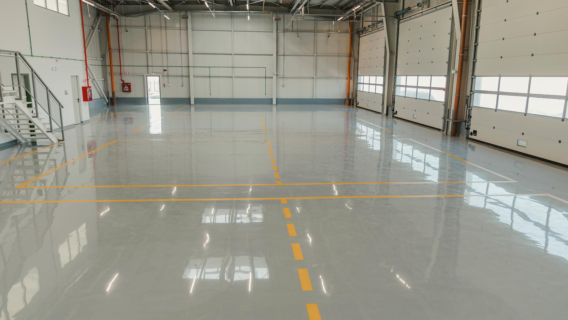 Piso epóxico terminado en almacén industrial