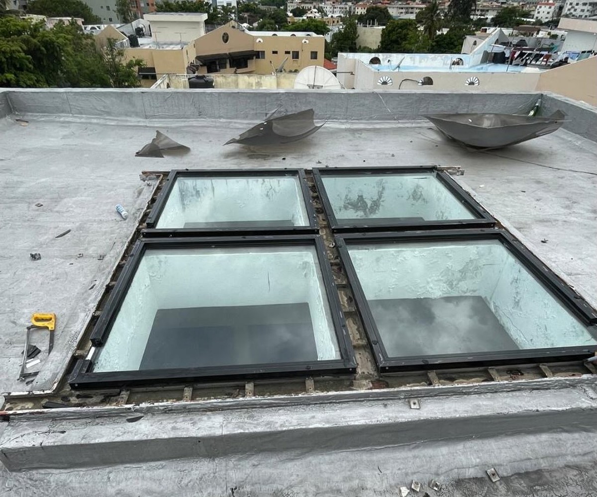 Instalación de estructura metálica y cristales en techo